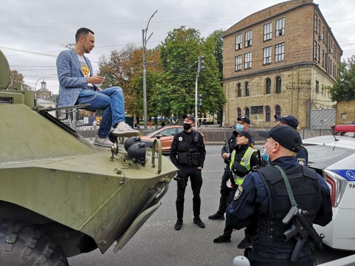 Бронемашину протестующих задержали в центре Киева, фото — ФБ Я.Емельяненка 