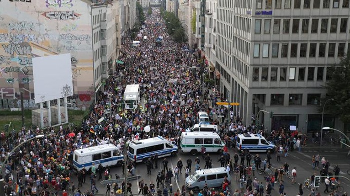 Антикоронавирусную акцию протеста в Берлине разогнала полиция. Фото: Facebook