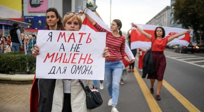 Білоруський ОМОН виявився безсилим проти жінок. Фото: Вісті