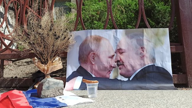 Портрет Лукашенко с Путиным сожгли в Киеве. Фото: «Цензор.НЕТ»