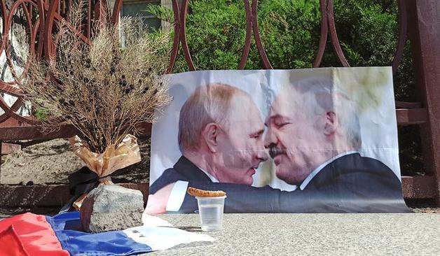 Портрет Лукашенка з Путіним спалили в Києві. Фото: «Цензор.НЕТ»