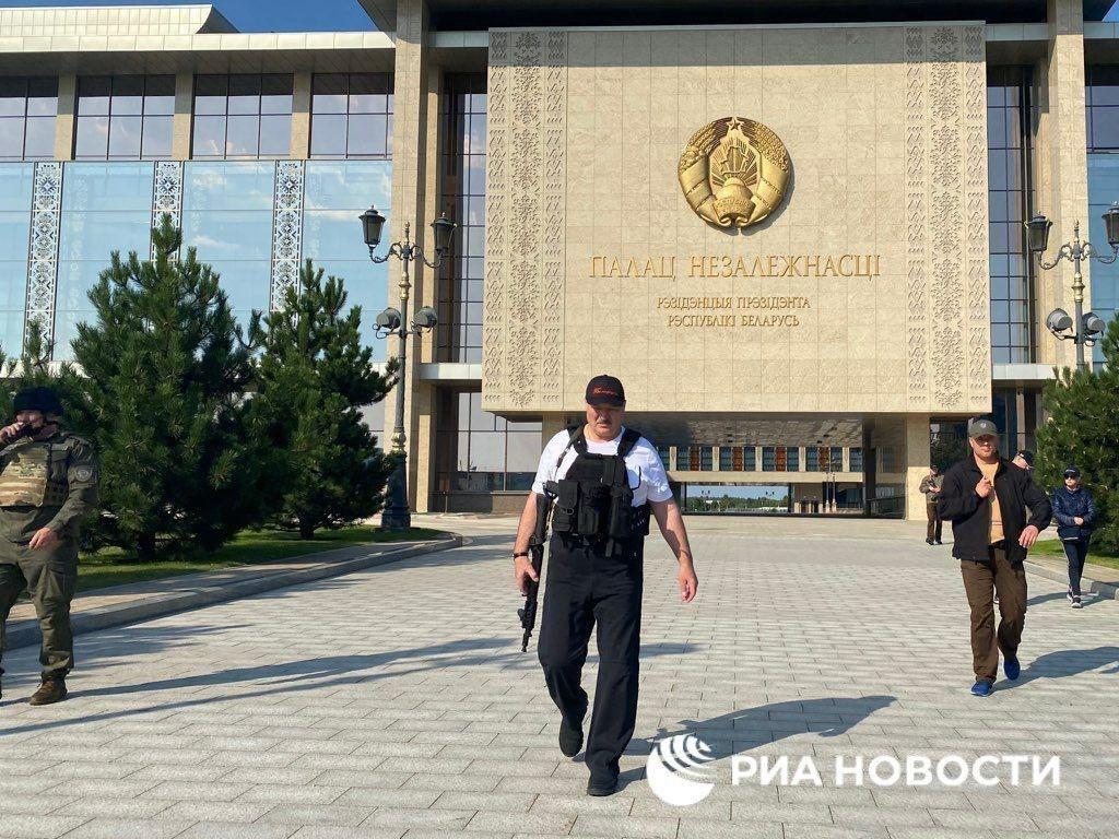 Лукашенко прогулялся в резиденции с автоматом. Фото: РИА «Новости»