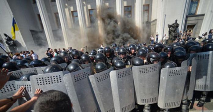 Вибух гранати біля Верховної Ради стався 31 серпня 2015 року, фото: «Український тиждень»