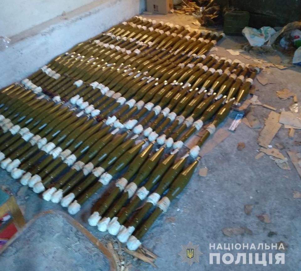На Харківщині виявили масштабний схрон боєприпасів. Фото: Нацполіція