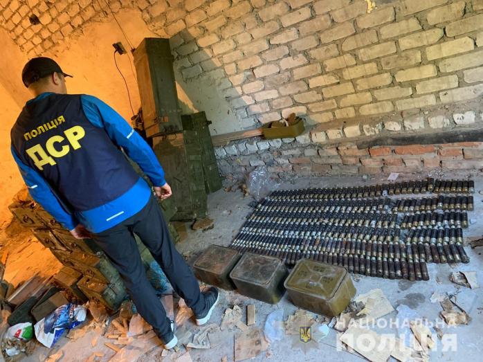 На Харківщині виявили масштабний схрон боєприпасів. Фото: Нацполіція
