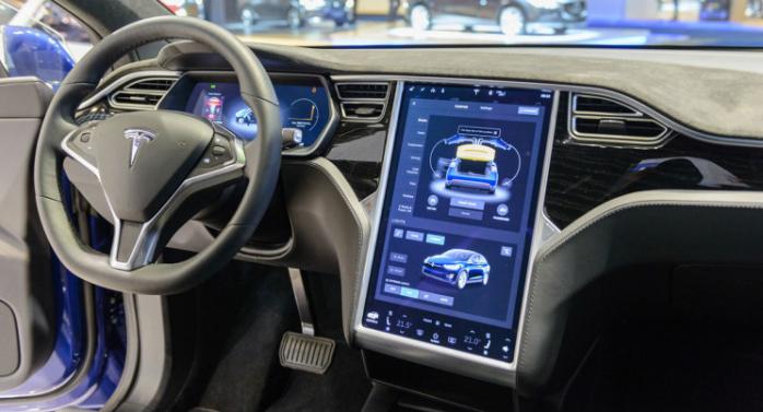 Авто Tesla реагуватимуть на знаки обмеження швидкості