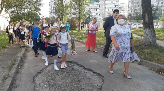 1 сентября школьники вернулись за парты после полугодового карантина, фото — 044.ua