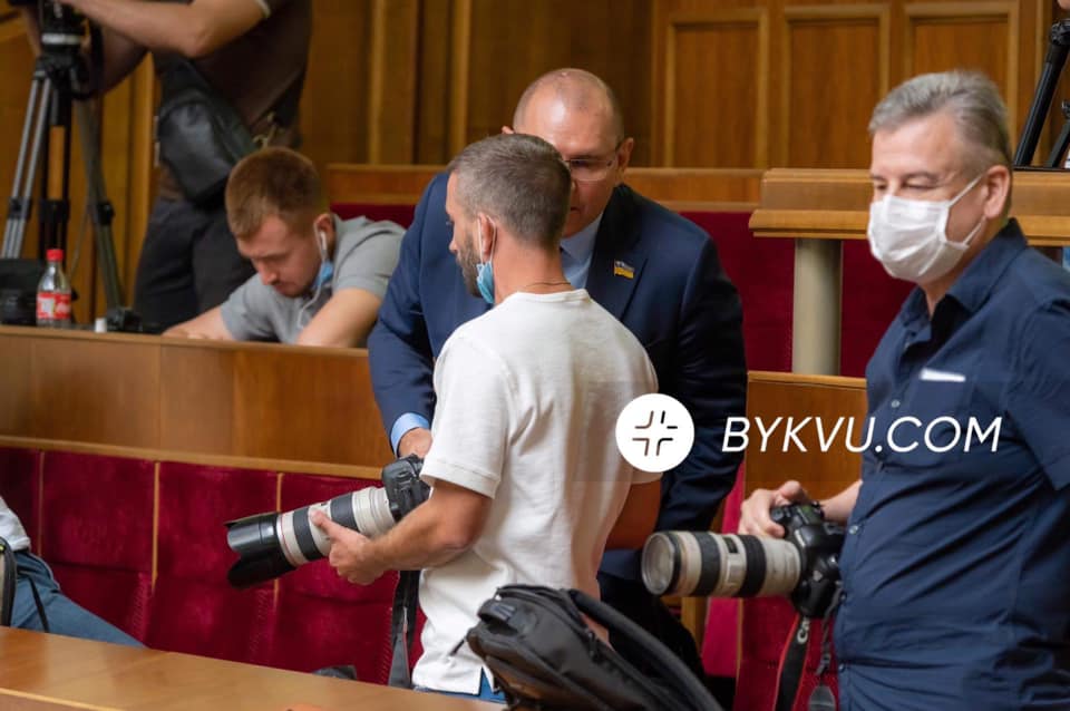 «Слуга» Шевченко обматерил фотографа, ворвавшись в ложе СМИ в Раде. Фото: Буквы