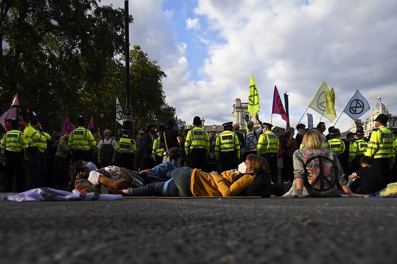 Участники экопротеста в Лондоне устроили мрачную акцию, фото — Euronews