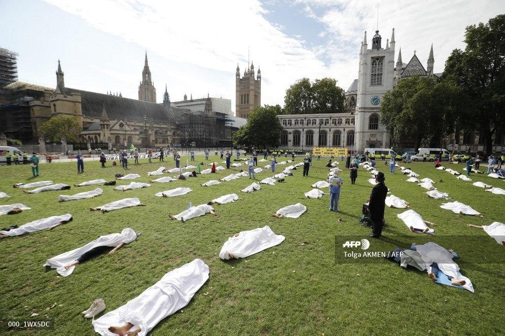 Участники экопротеста в Лондоне устроили мрачную акцию, фото — AFP
