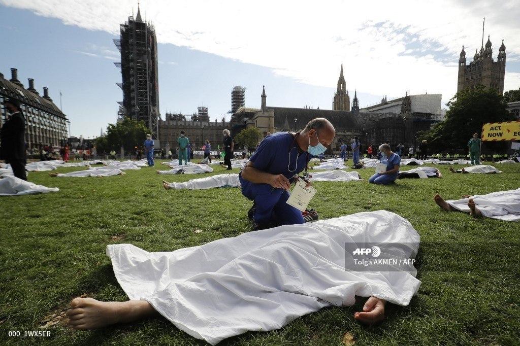 Участники экопротеста в Лондоне устроили мрачную акцию, фото — AFP