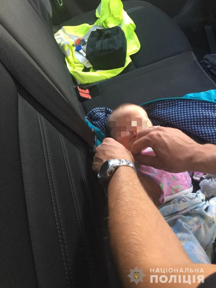 У Києві затримали жінку, яка переносила немовля в дорожній сумці, фото: Національна поліція