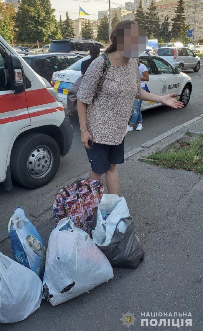 У Києві затримали жінку, яка переносила немовля в дорожній сумці, фото: Національна поліція