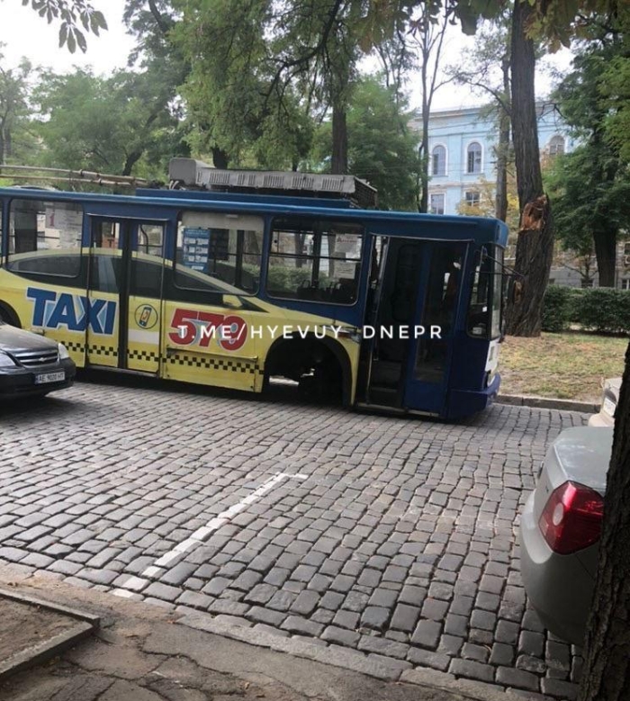 В Днепре в троллейбуса выпало колесо: социальные сети