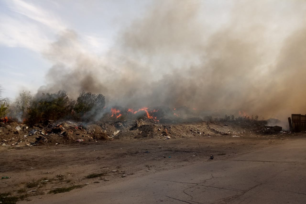 Пожар возник на мусорном полигоне. Фото: ГСЧС