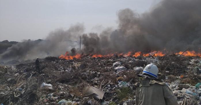 Пожар возник на мусорном полигоне. Фото: ГСЧС