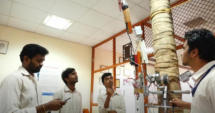 Собирать кокосы в Индии научили механизированного робота. Скриншот с YouTube
