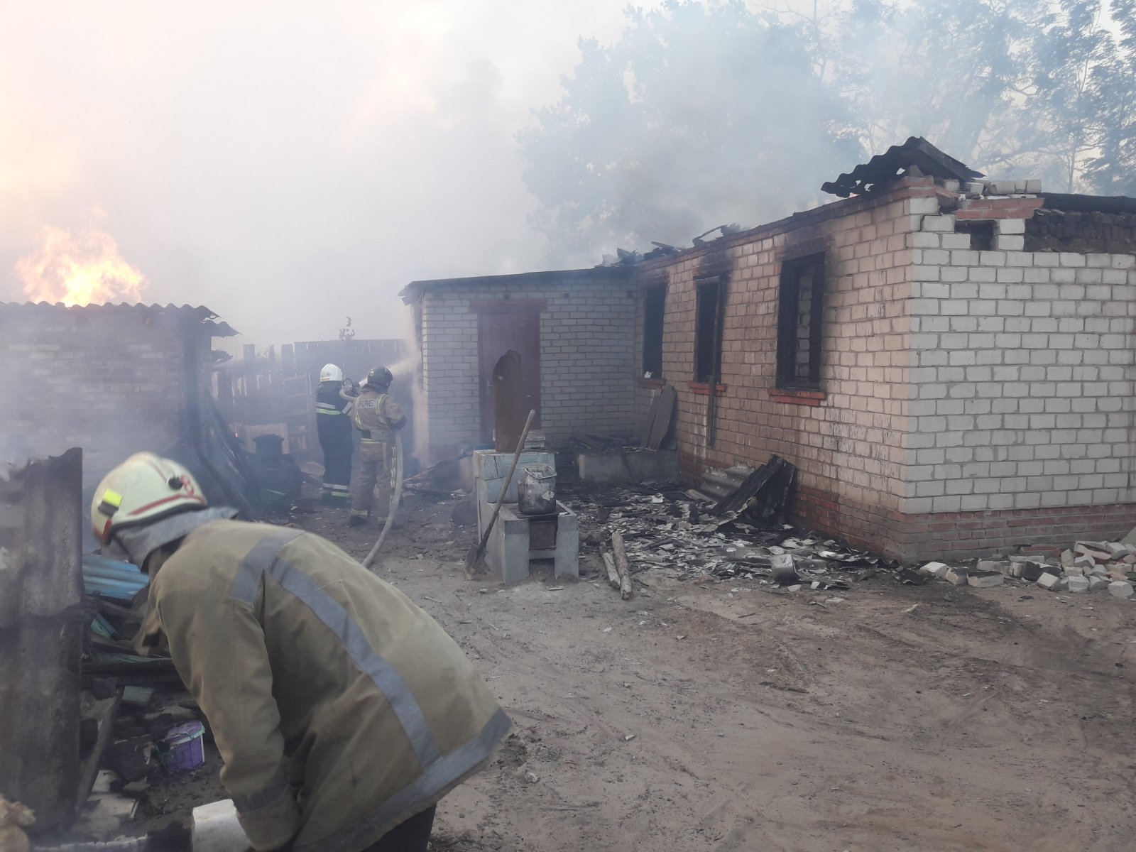 Спасатели гасят пожар. Фото: пресс-служба ГСЧС