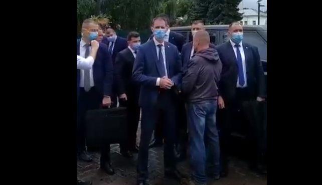 Зеленский поговорил с активистом в Сумах в окружении десяти охранников, заявив, что «ничего не боится», скриншот видео