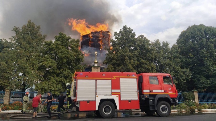 Вогонь знищує пам'ятник архітектури на Донеччині. Фото: ДСНС
