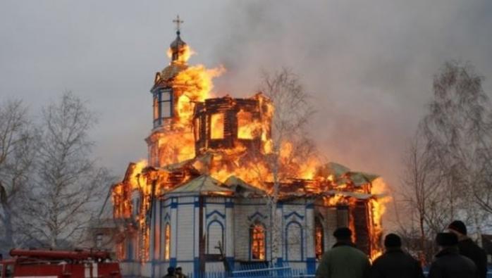 Огонь уничтожает памятник архитектуры на Донетчине. Фото: kriminalukraine.com.ua