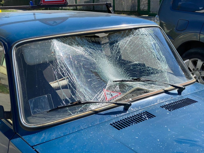 Неадекватный автохейтер разбил около десятка авто в Ужгороде. Фото: Telegram