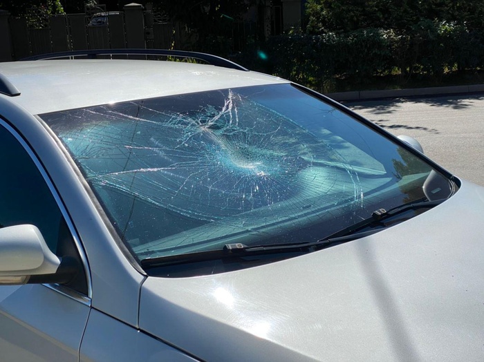 Неадекватний автохейтер розбив близько десяти авто в Ужгороді. Фото: Telegram