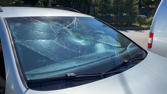 Неадекватний автохейтер розбив близько десяти авто в Ужгороді. Фото: Telegram