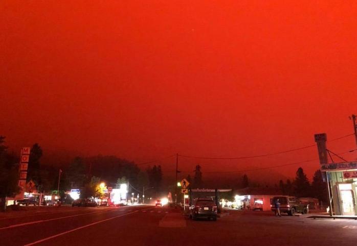 Лісові пожежі в США: захід країни огорнула кривава імла, фото — Твіттер