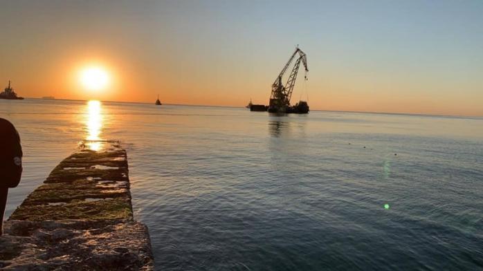 Одесский пляж освобожден от танкера «Делфи». Фото: Facebook