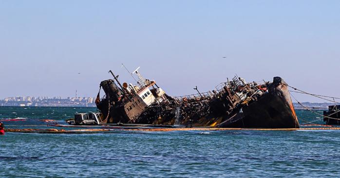 Полмиллиона гривен ущерба экологии нанесла авария танкера Delfi. Фото: «Думская»