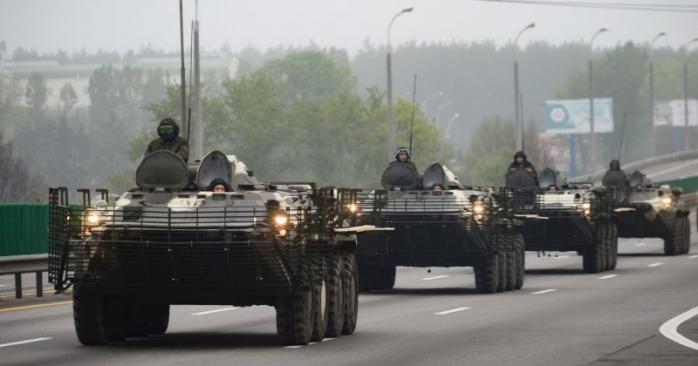 Колонны бронетехники и автозаков перебросили в Минск. Фото: ONLINER.BY