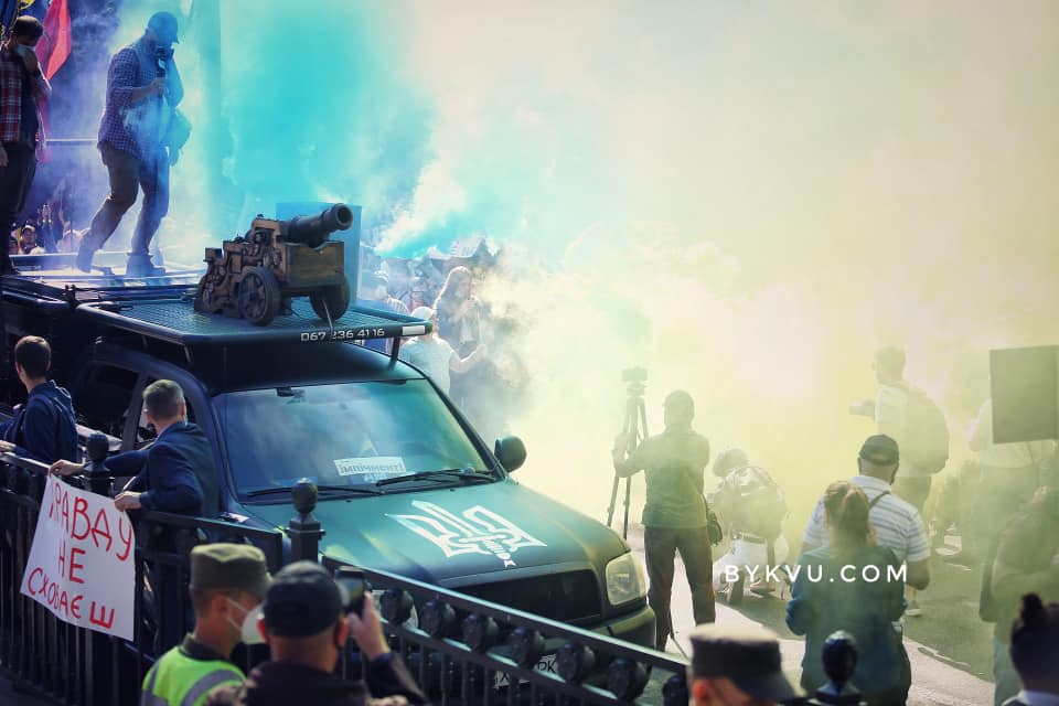 Під Раду підкотили гармату, вимагаючи створення ТСК щодо «вагнергейту», фото — Ян Доброносов