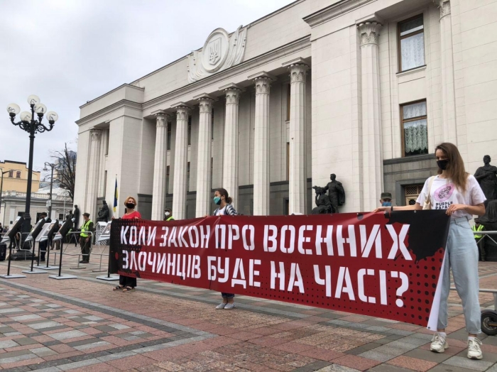 Во время акции «Будильники для депутатов от жертв военных преступлений» возле Верховной Рады, фото: «Еспресо»