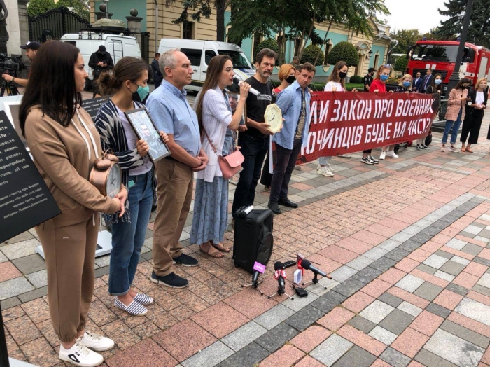 Під час акції «Будильники для депутатів від жертв воєнних злочинів» біля Верховної Ради, фото: «Еспресо»