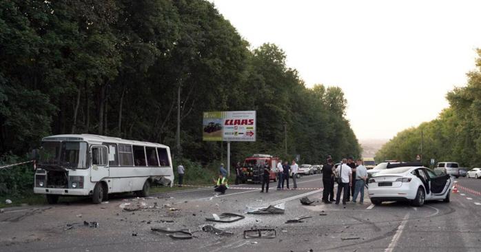 Tesla и автобус не поделили дорогу на Хмельнитчине. Фото: Нацполиция