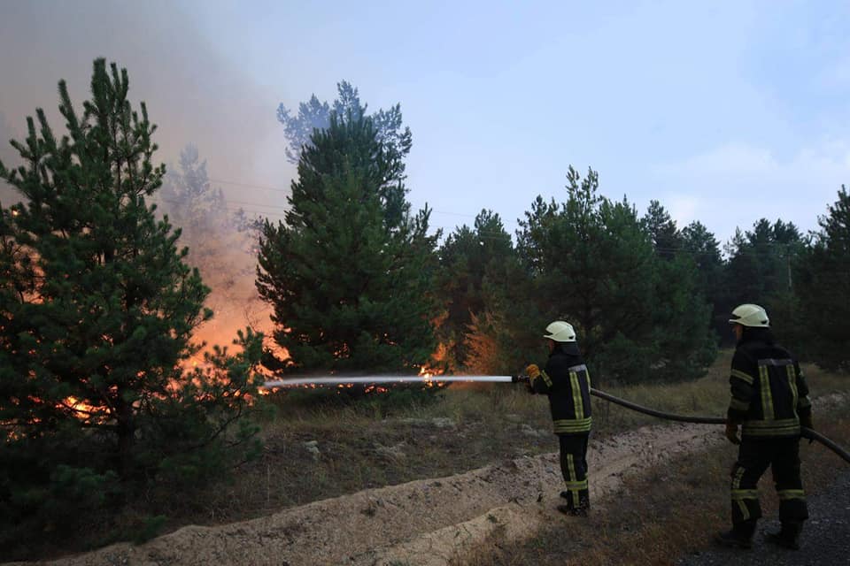 Масштабна пожежа на полігоні спалахнула в Київській області. Фото: ДСНС