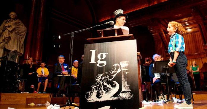 Під час церемонії вручення Шнобелівської премії, фото: Reuters