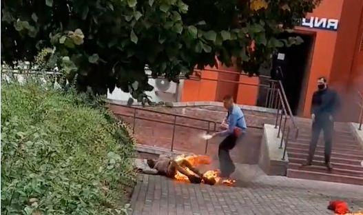 Самосожжение под райотделом милиции совершил мужчина в Беларуси, скриншот видео