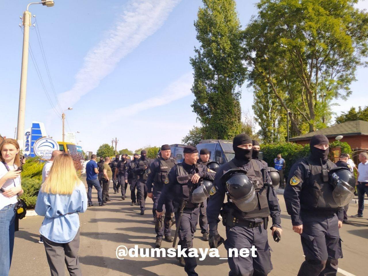 Під Одесою тітушки Киви почубилися з активістами, які прийшли на з’їзд ОПЗЖ, фото — Думська