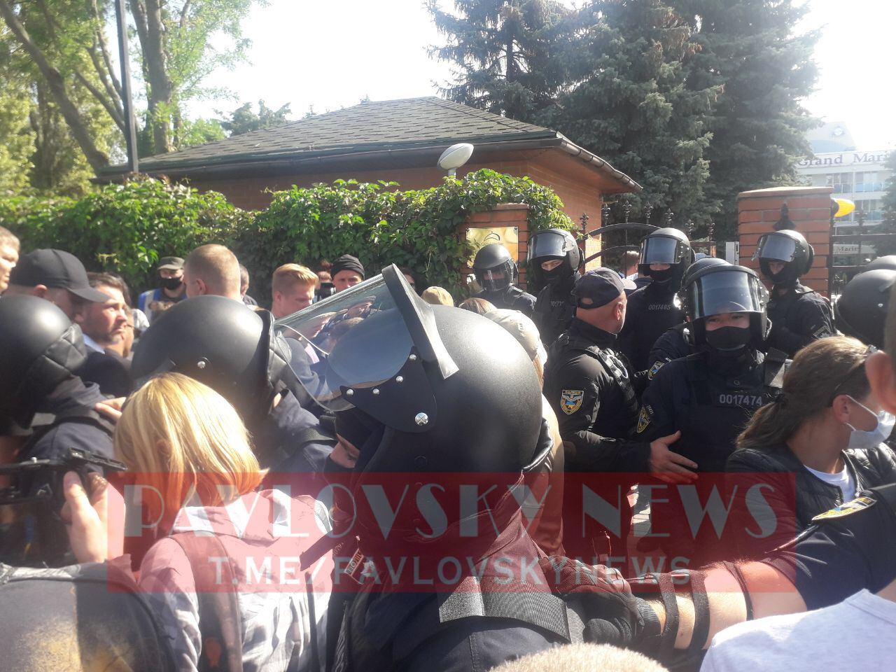 Під Одесою тітушки Киви почубилися з активістами, які прийшли на з’їзд ОПЗЖ, фото — Pavlovskiy News