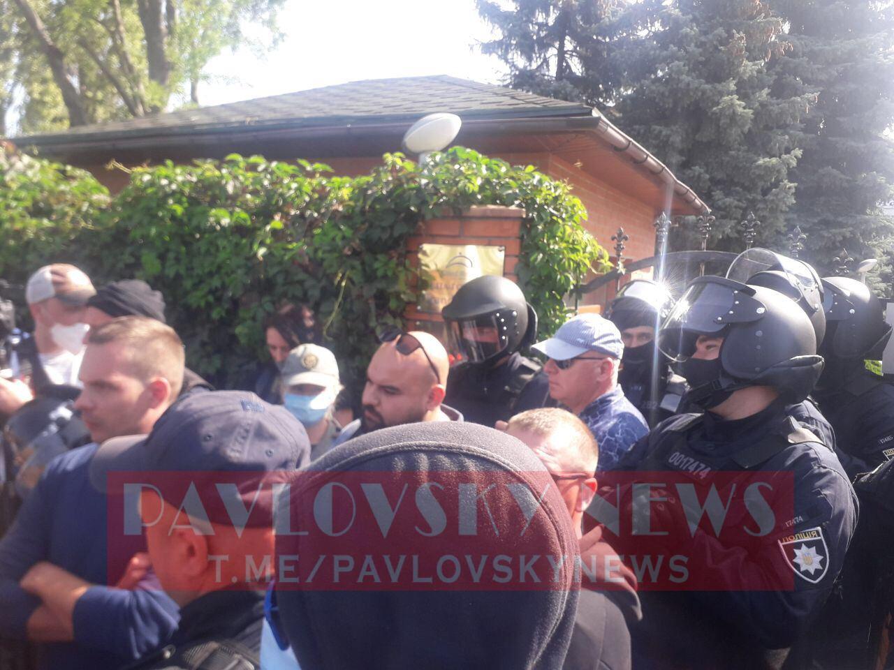 Под Одессой титушки Киви подрались с активистами, пришедшими на съезд ОПЗЖ, фото — Pavlovskiy News