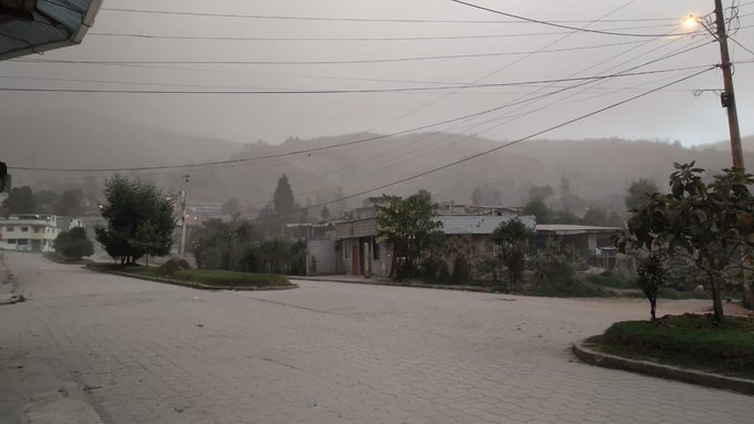 Гігантський стовп попелу викинув вулкан в Еквадорі