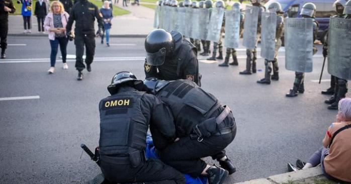 Затримання під час протестів у Мінську. Фото: TYT.by