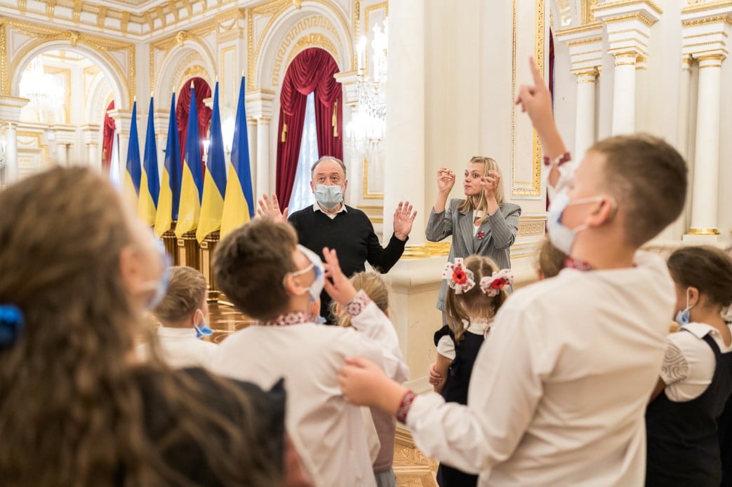 Экскурсии с сурдопереводом в Мариинском дворце. Фото: president.gov.ua