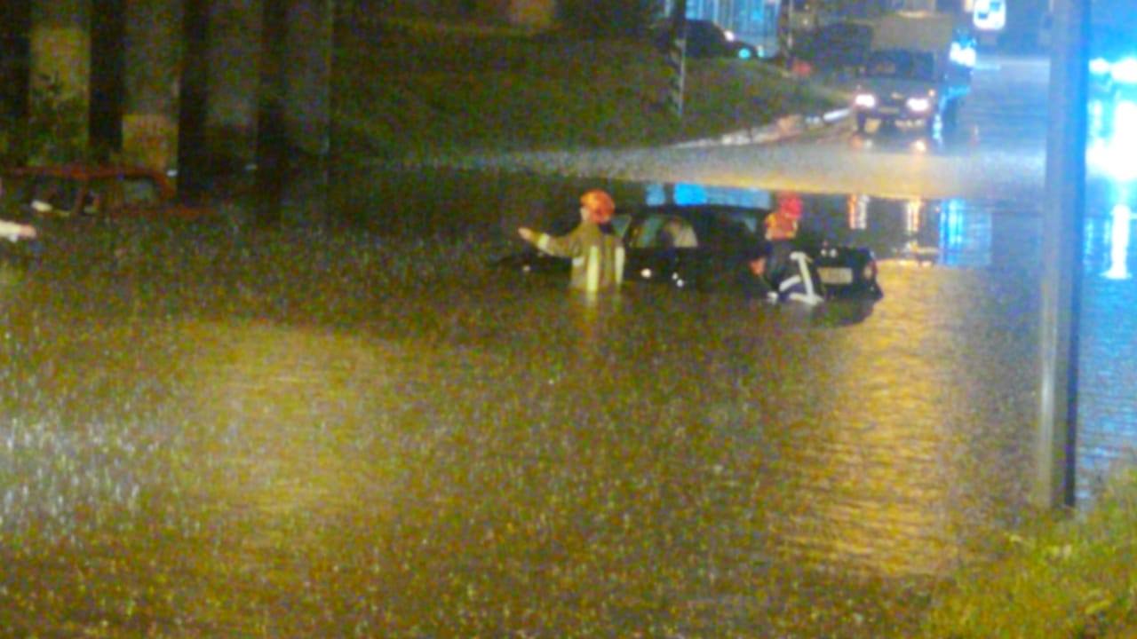 Виловлювати плаваючі авто довелося після зливи в Івано-Франківську