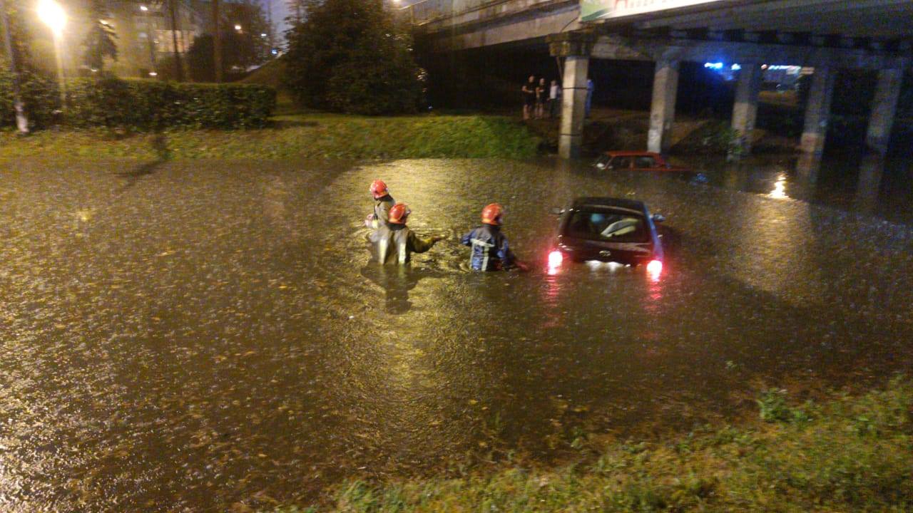 Виловлювати плаваючі авто довелося після зливи в Івано-Франківську