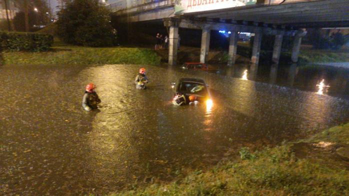 Злива в Івано-Франківську змусила виловлювати плаваючі авто — фото і відео очевидців
