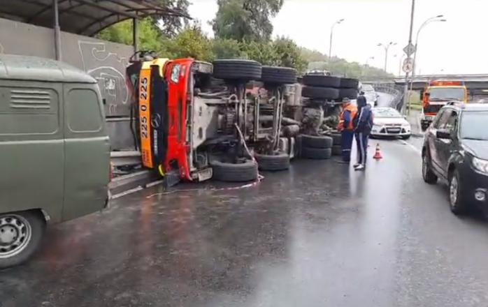 Смертельное ДТП с грузовиком произошло в Киеве — подробности 