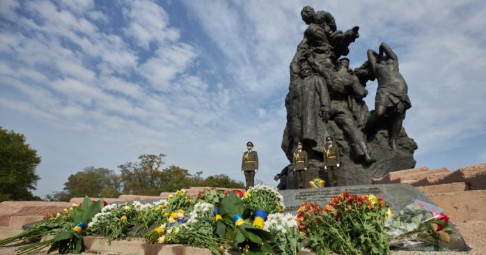 В столице почтили жертв трагедии Бабьего Яра. Фото: president.gov.ua